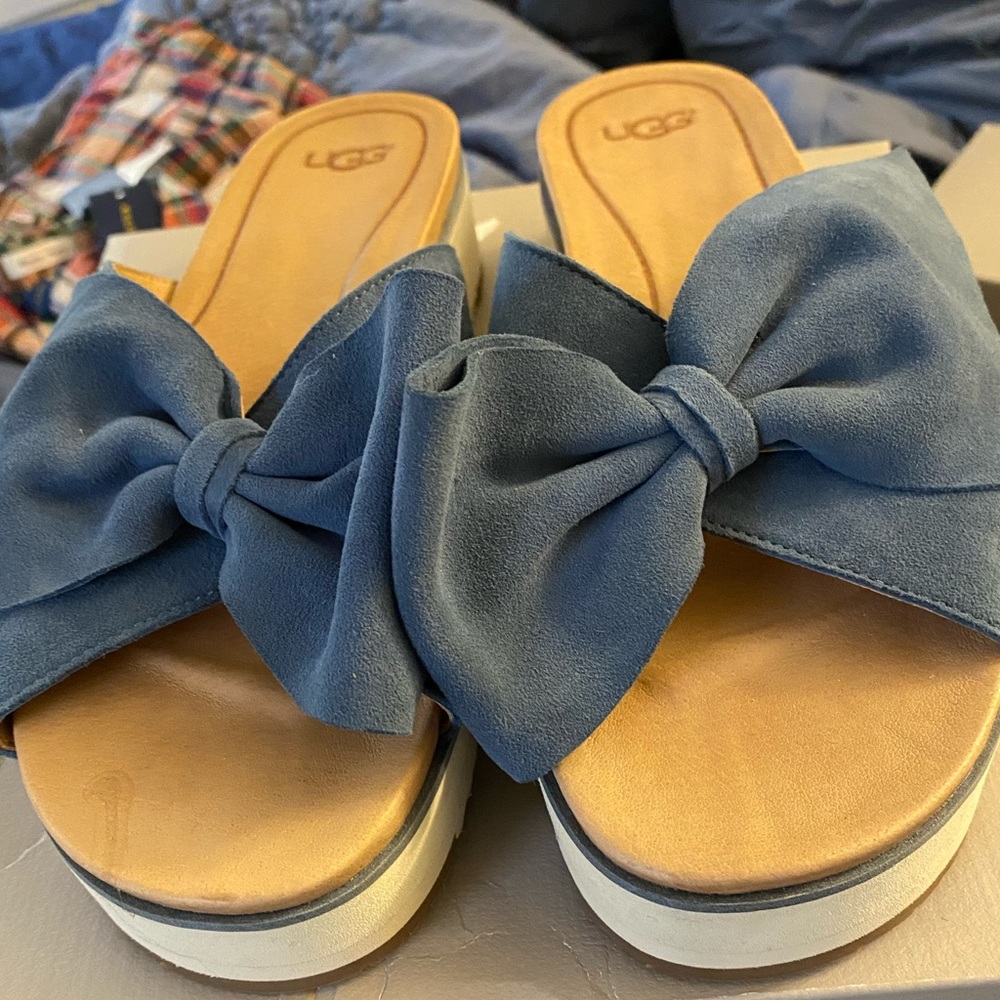 (USED) UGG BLUE BOW PLATFORM SLIP-ON SANDALS